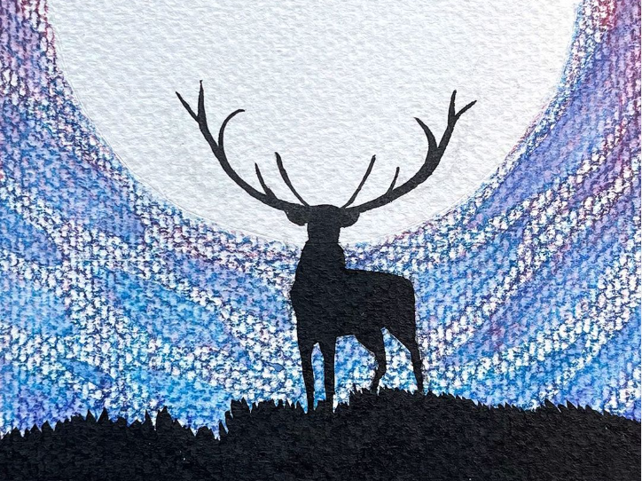 un cerf dans la lumière de la pleine lune.